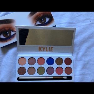 KYLIE “THE ROYAL PEACH PALETTE”